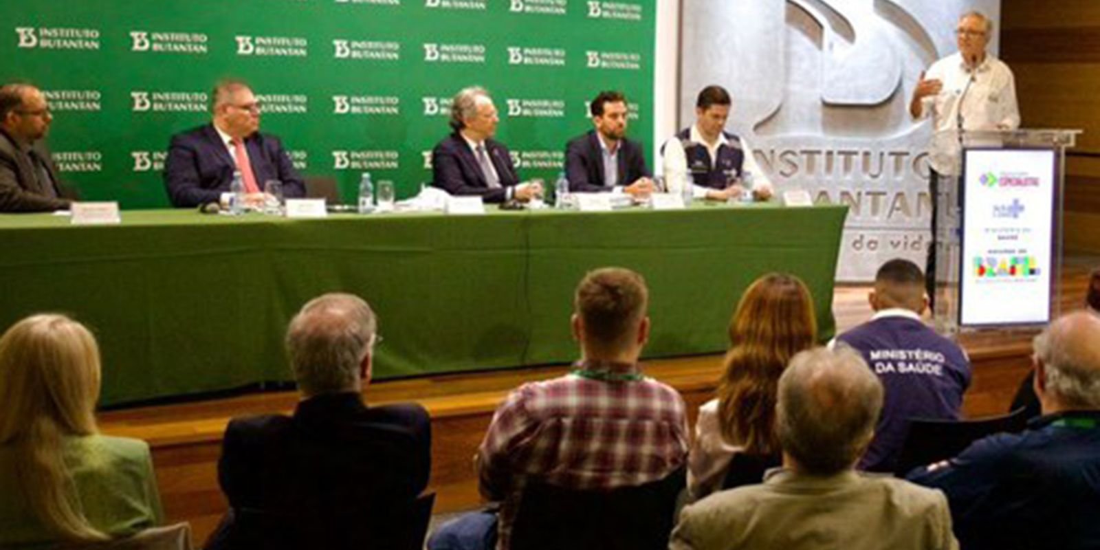 Ministro assina contrato para compra de vacina da dengue do Butantan