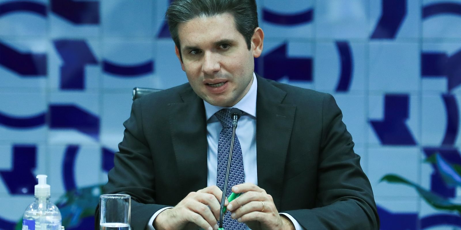 Motta alega questão de segurança para expulsar jornalistas de plenário