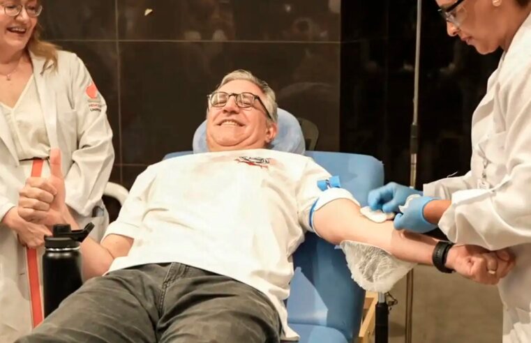 Padilha doa sangue e marca início da vacinação contra vírus sincicial