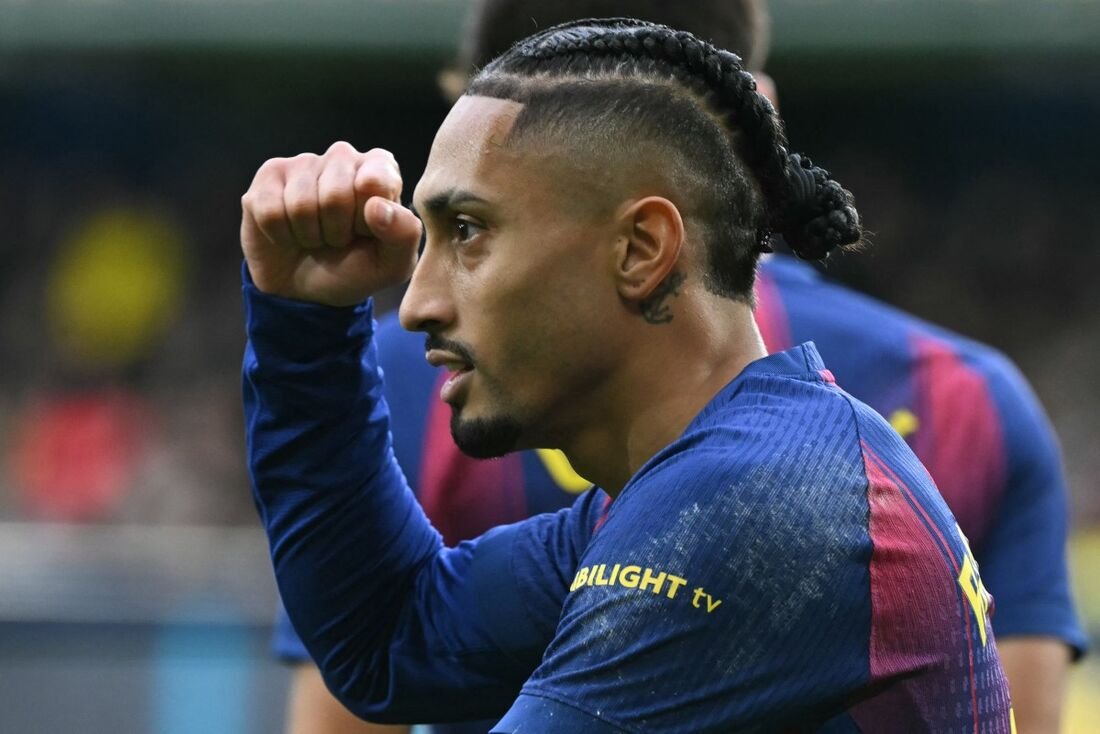 Raphinha leva prêmio de craque de La Liga e alfineta Fifa: ‘Agradeço por verem meus jogos’