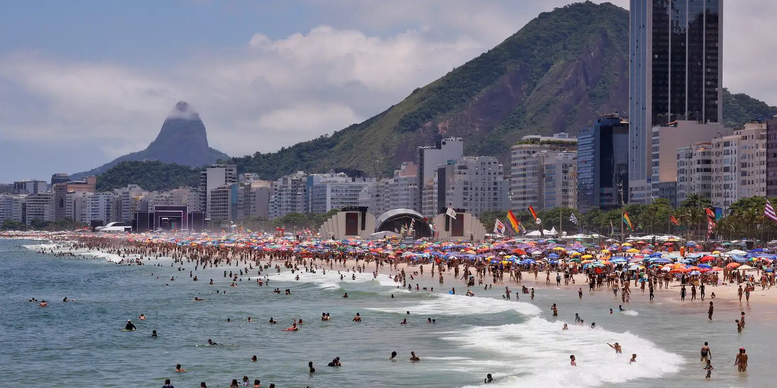 Sambistas farão shows na praia de Copacabana em janeiro