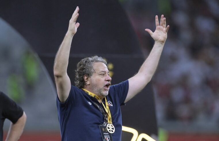 São Paulo: Oposição coleta assinaturas, e pedido de saída de Casares avança