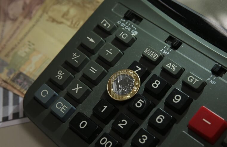 Sob efeito do juro alto, economia recua 0,3% em outubro