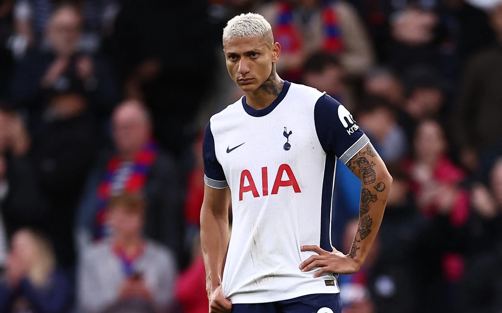 Tottenham derrota o Crystal Palace por 1 a 0, com assistência e gols anulados de Richarlison