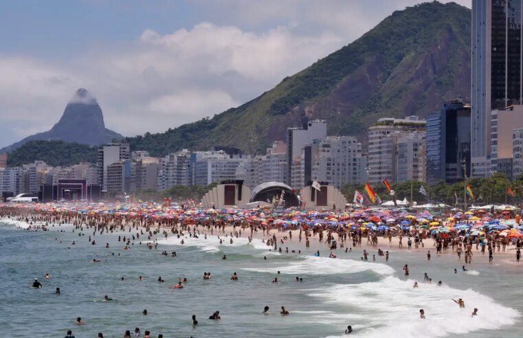 Ultraleve cai no mar na praia de Copacabana