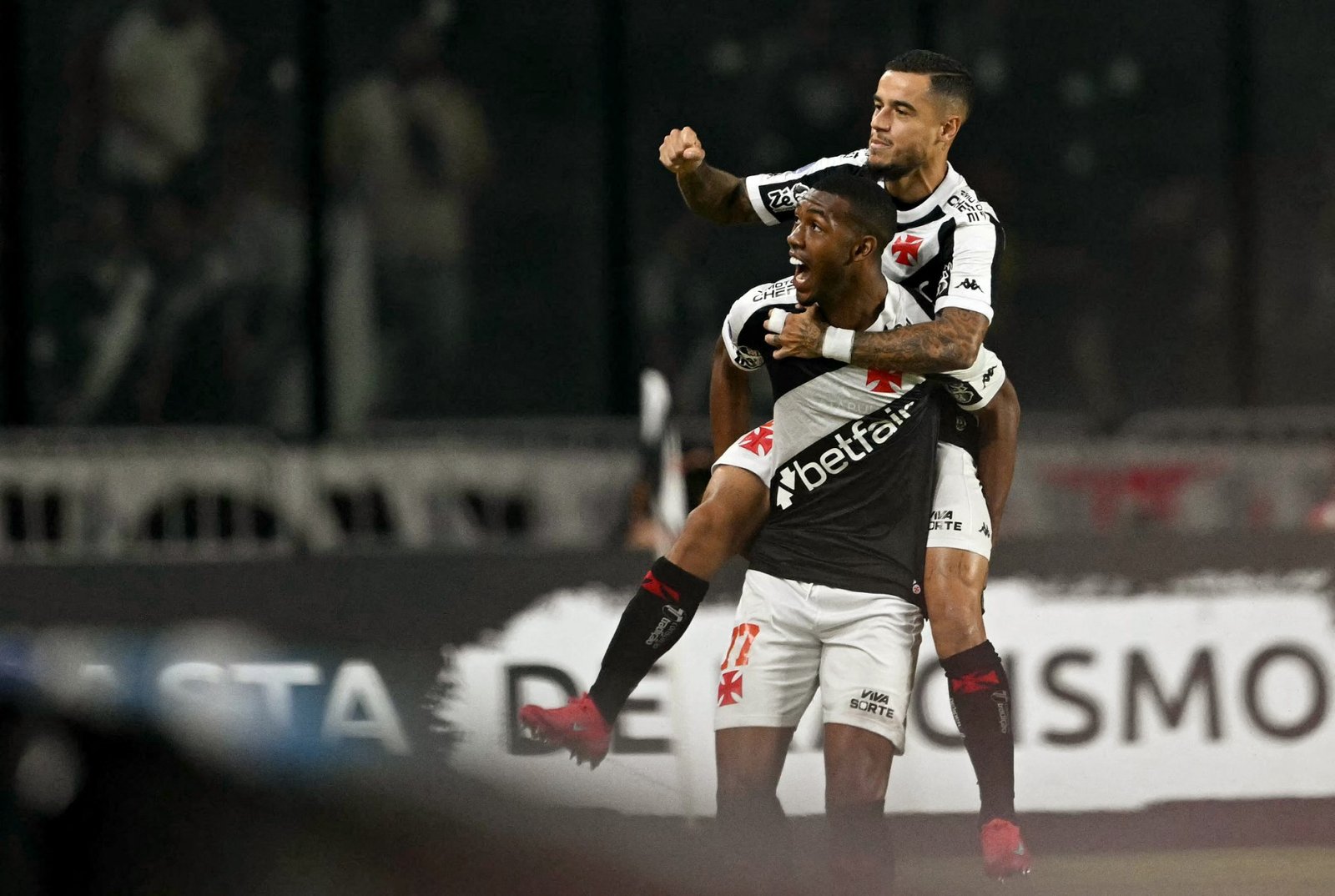 Vasco supera gol contra, bate Flu nos pênaltis e pega Corinthians na final