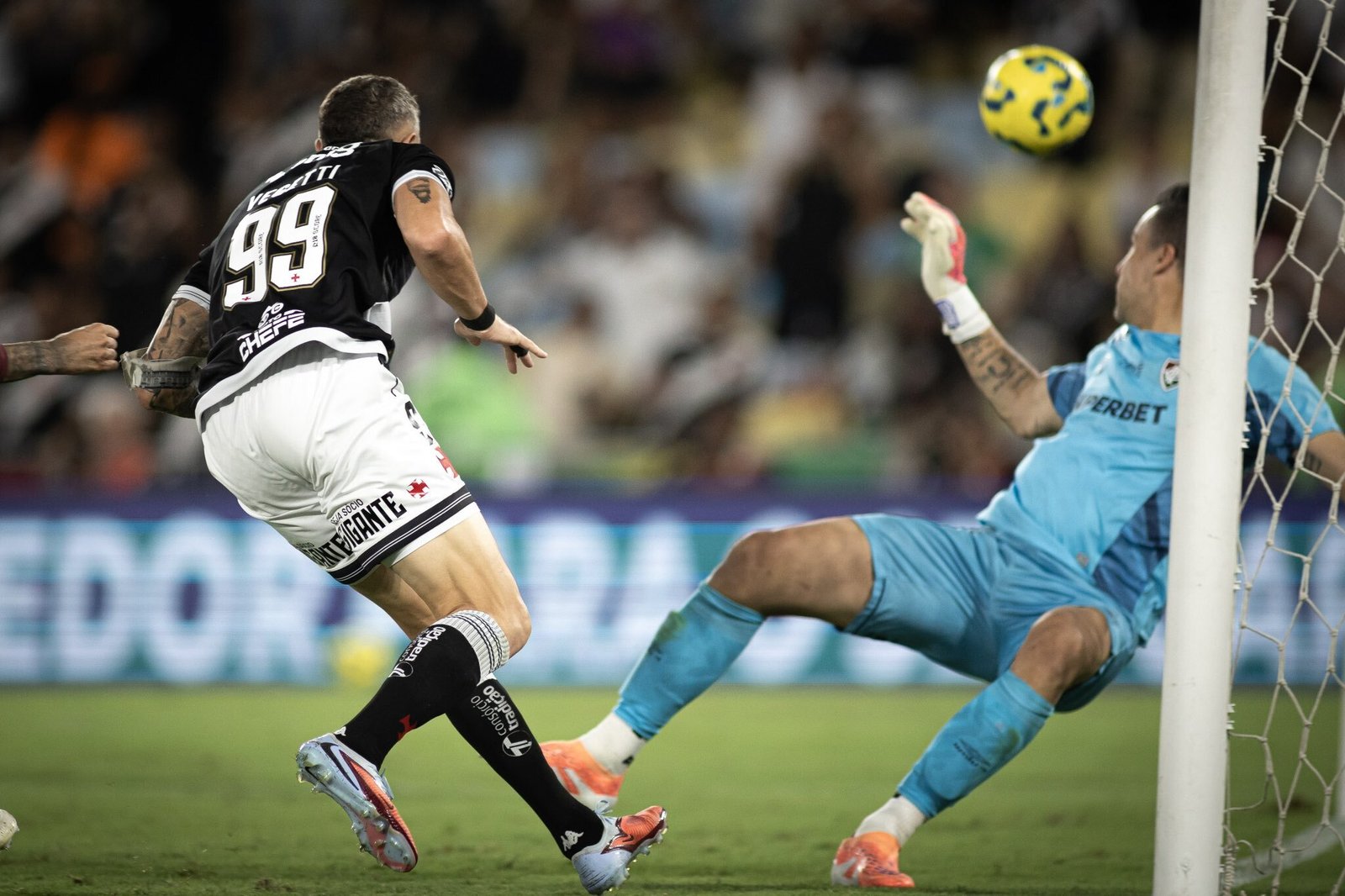 Vasco vira nos acréscimos e abre vantagem sobre o Fluminense na semi da Copa do Brasil