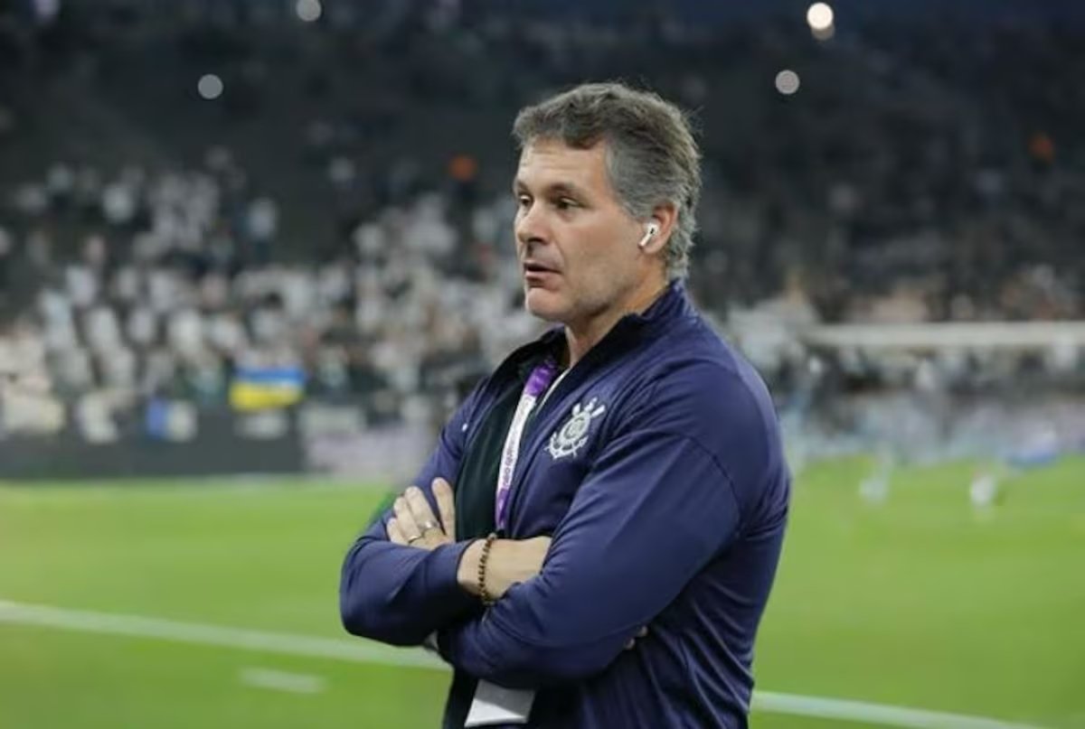 Vice do Corinthians pede desculpas após discussão com torcedores e relata perda familiar