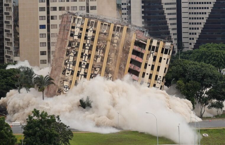 Antigo hotel de luxo, Torre Palace é implodido no centro de Brasília