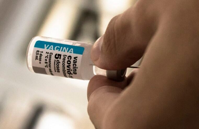 Após cinco anos de vacinação, covid recua, mas ainda preocupa