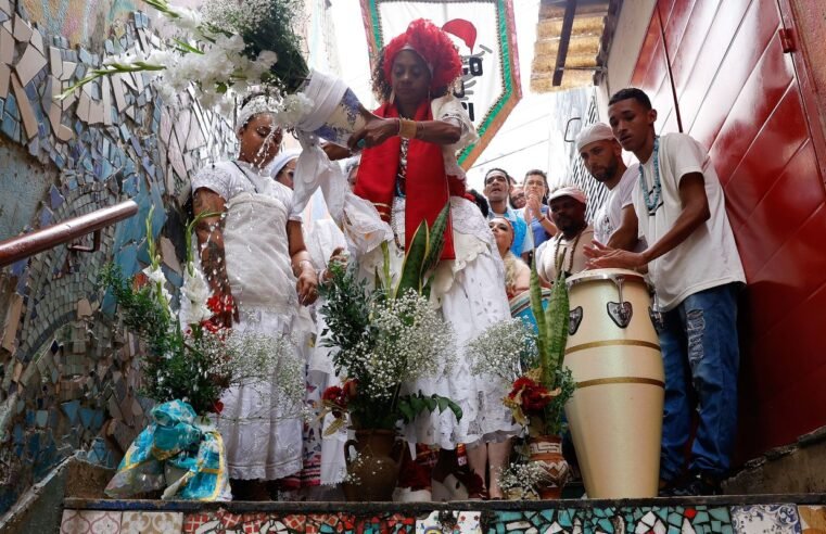 Baianas lavam escadaria em Copacabana em homenagem a Oxóssi