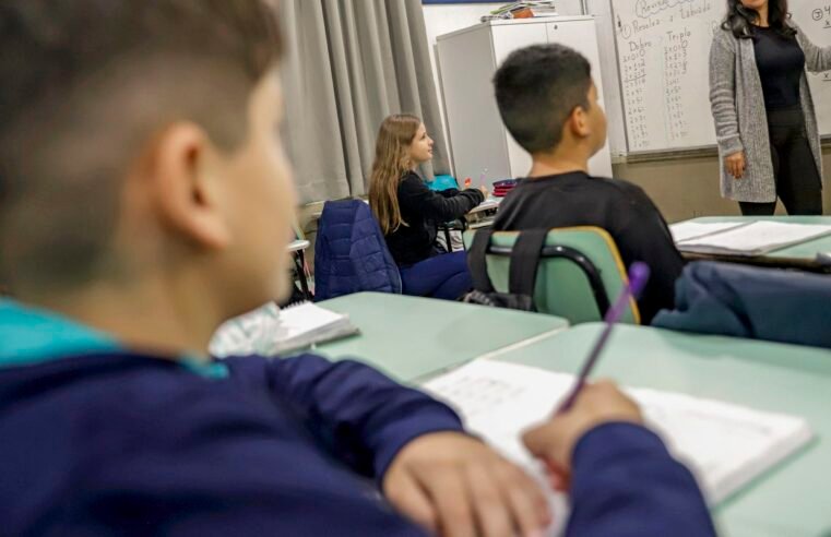 CNTE comemora reajuste do piso do magistério; prefeitos contestam