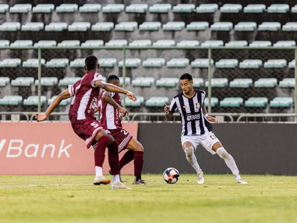 Ceilândia vence fora de casa e cola na zona de classificação