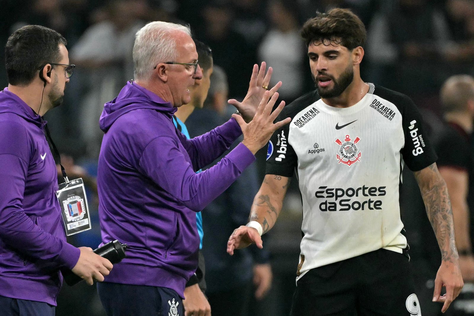 Corinthians se reapresenta com indefinições, ausências e despedidas