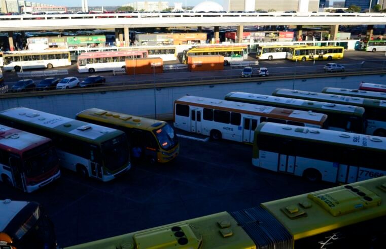 Dezenas de ônibus de uma mesma empresa urbana são apedrejados no DF