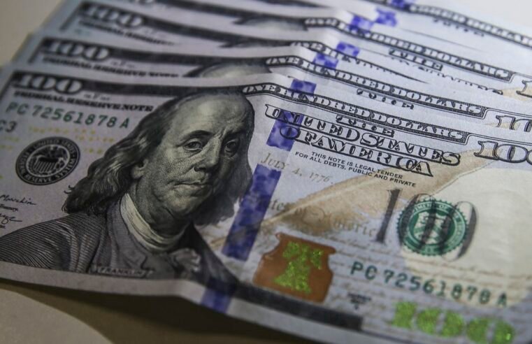 Dólar cai para R$ 5,20 e atinge menor valor em 20 meses