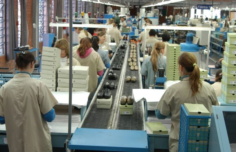 Faturamento da indústria sobe, mas emprego cai pelo terceiro mês