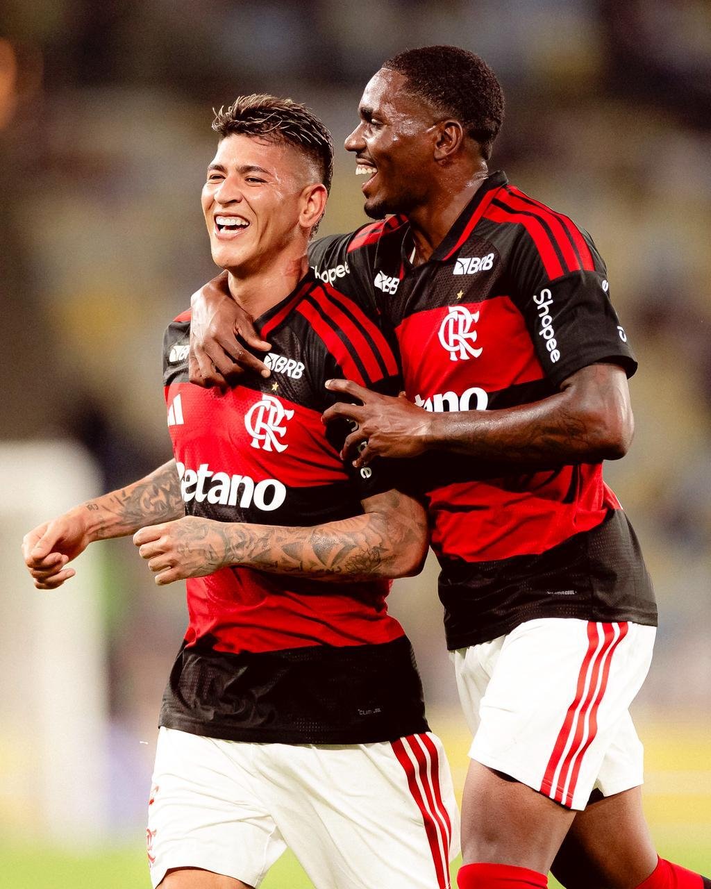 Flamengo aproveita expulsão no Vasco, desencanta no Carioca e sobe para faixa de classificação