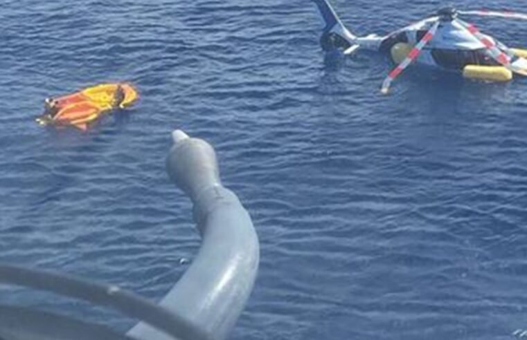 Helicóptero faz pouso forçado no mar em Cabo Frio