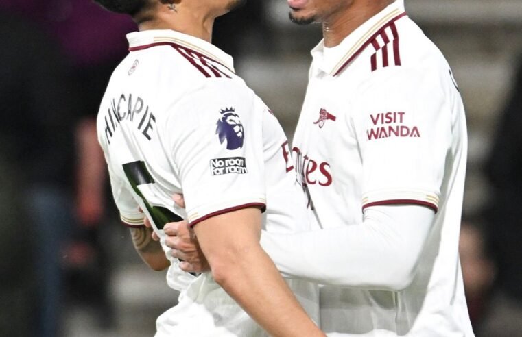 Líder Arsenal vence Bournemouth de virada com gols e falha de brasileiros