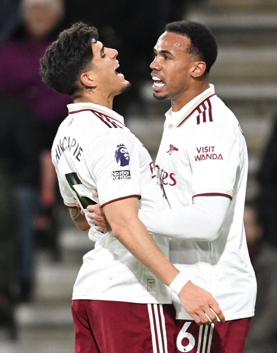 Líder Arsenal vence Bournemouth de virada com gols e falha de brasileiros