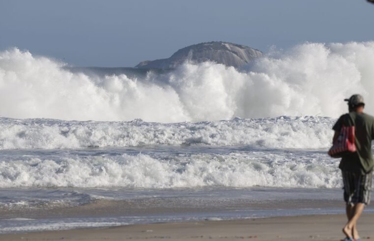 RJ: praias seguem com ressaca e banhistas devem evitar entrar no mar