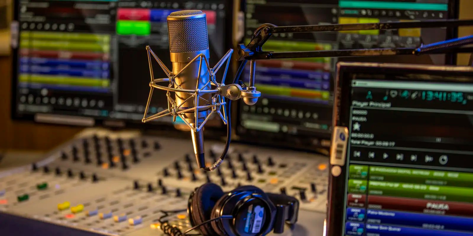 Rádio MEC e Nacional têm crescimento histórico de audiência em 2025