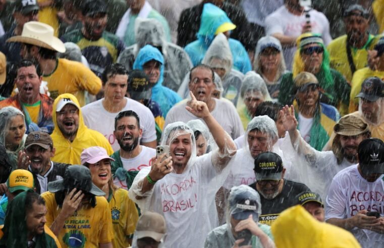 Raio atinge manifestantes na Praça do Cruzeiro, em Brasília