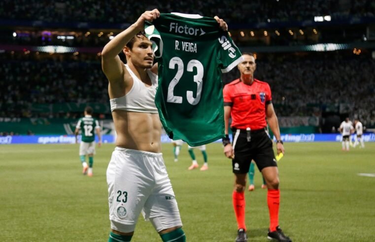 Raphael Veiga se despede da torcida no CT em seus últimos dias de Palmeiras