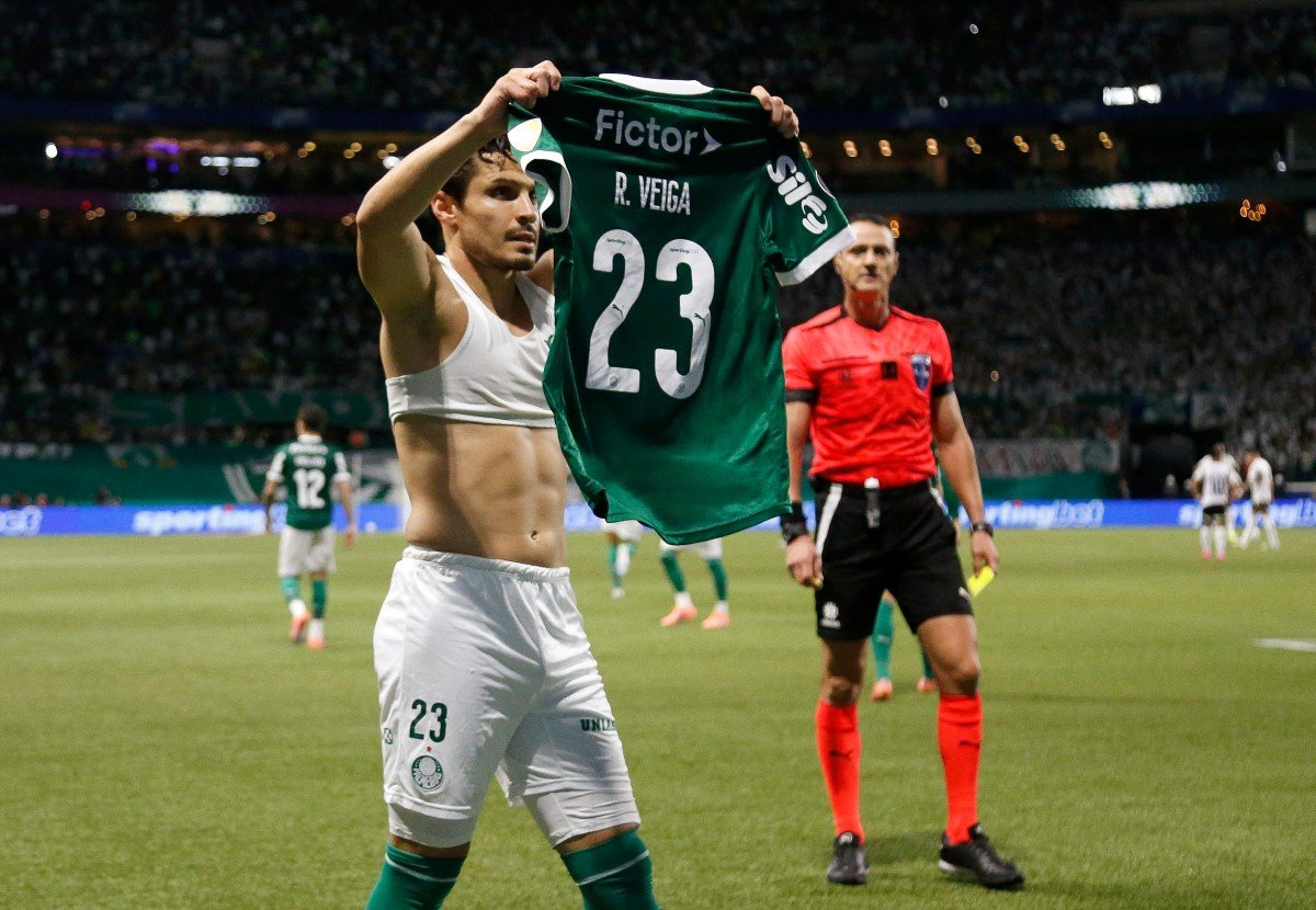 Raphael Veiga se despede da torcida no CT em seus últimos dias de Palmeiras