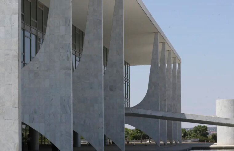 Sancionadas leis de doação de material militar ao Paraguai e Uruguai