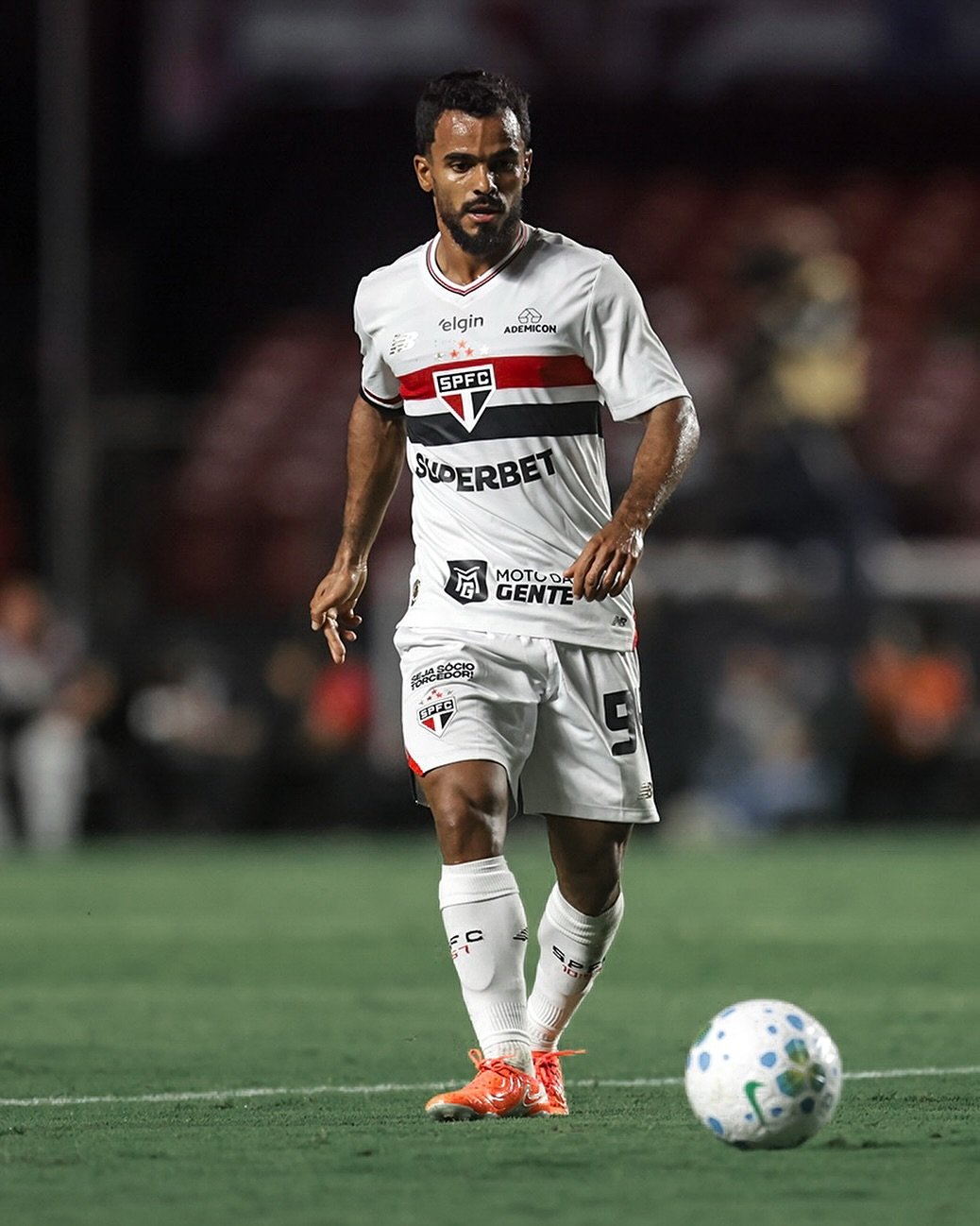 São Paulo vence de virada sobre atual campeão Flamengo e ameniza crise
