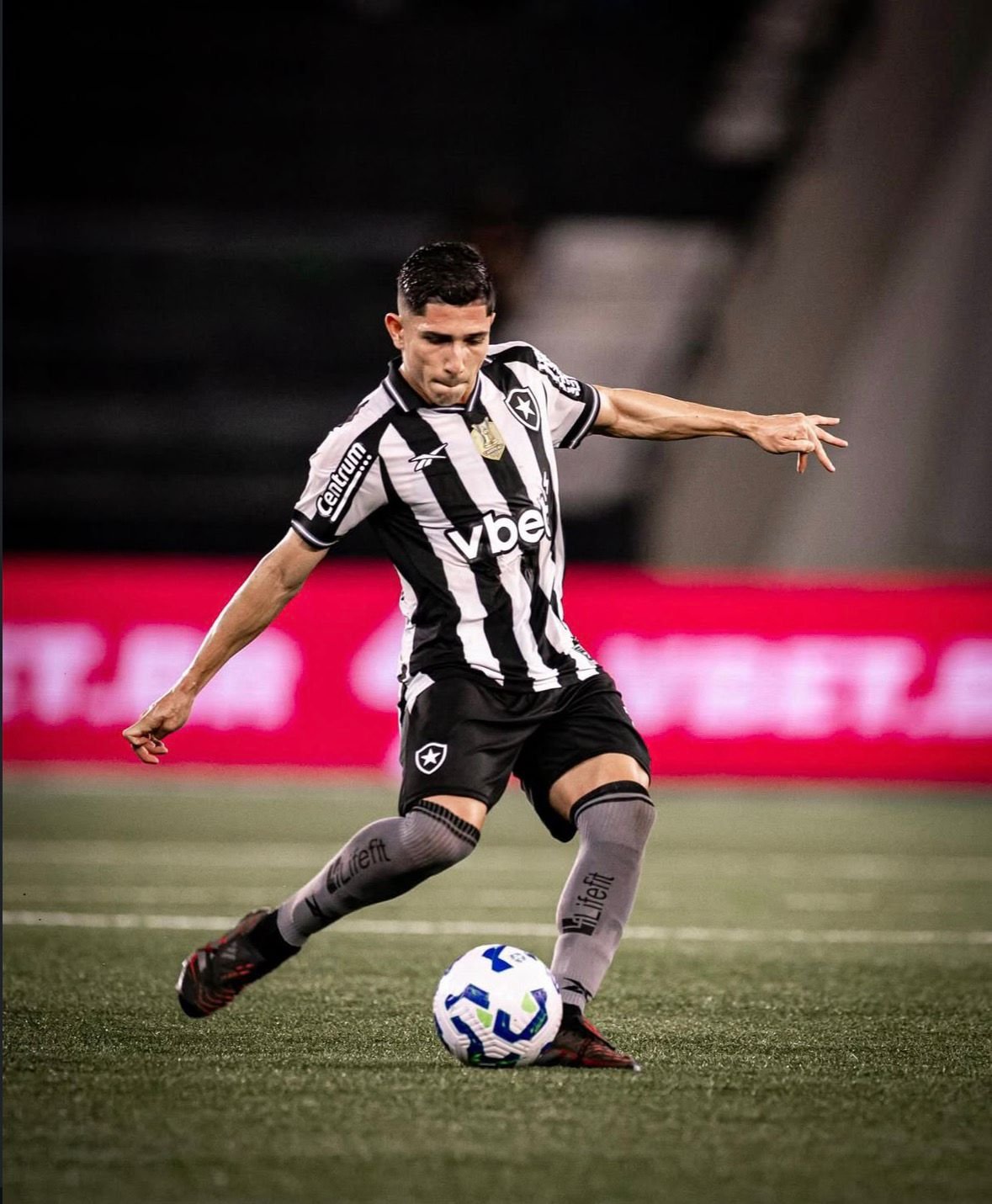 Savarino não consegue deixar Venezuela após ataque e adia volta ao Botafogo