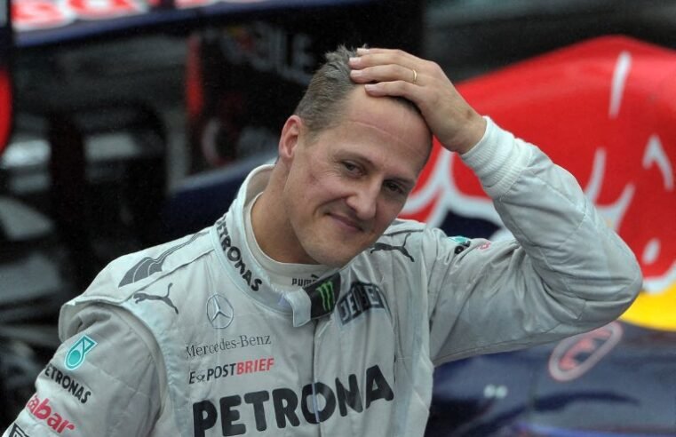 Schumacher não está mais acamado e pode sentar em cadeira de rodas, diz jornal inglês