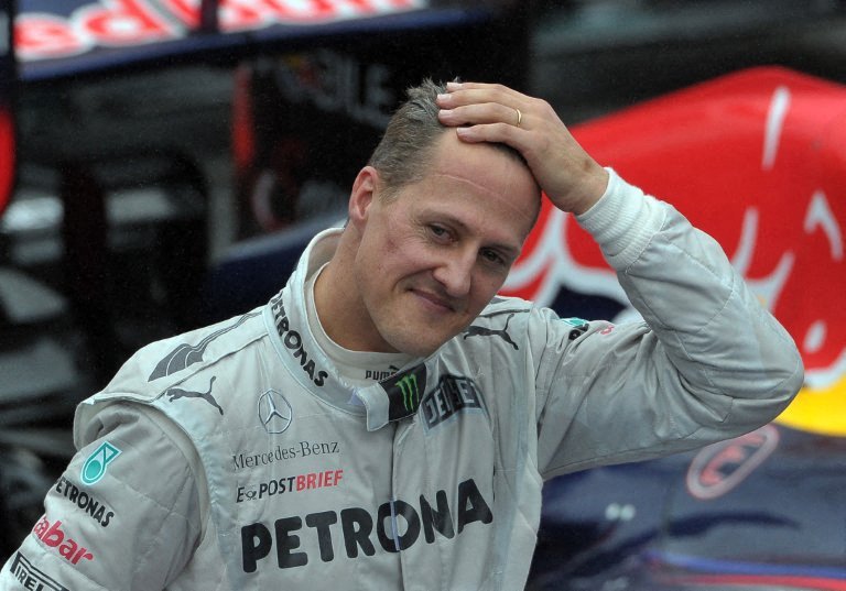Schumacher não está mais acamado e pode sentar em cadeira de rodas, diz jornal inglês