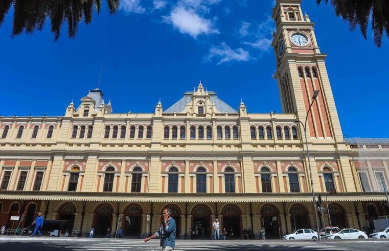 Segunda de céu claro, sol e sensação de calor na capital paulista