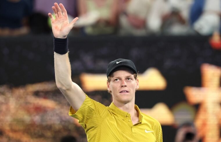 Sinner supera cãibras e Djokovic quebra marca no Aberto da Austrália