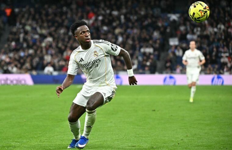 Vini Jr recebe apoio de Mbappé após ser vaiado pela torcida do Real