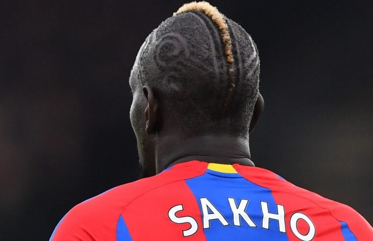Zagueiro francês Mamadou Sakho anuncia que vai pendurar as chuteiras