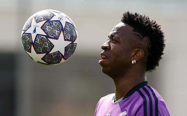 Arne Slot defende mais ações contra racismo no futebol após caso de Vinícius