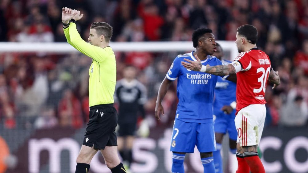 Benfica investigará dois torcedores por gestos racistas contra Vini Jr.