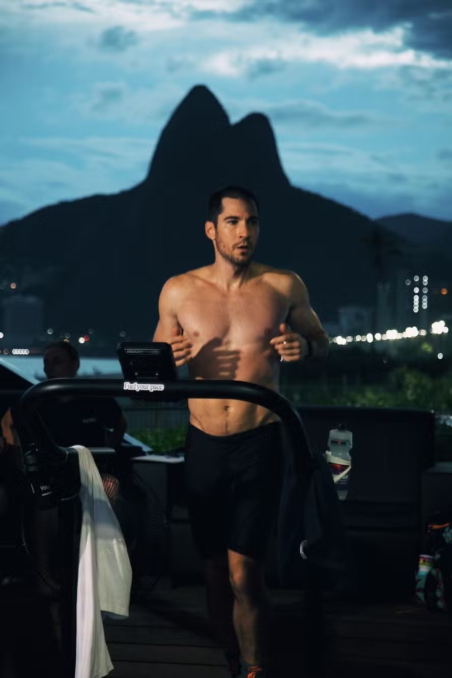 Brasileiro bate recorde mundial ao correr 188 km em esteira por 24 horas