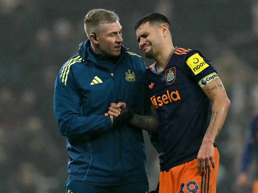 Bruno Guimarães sofre grave lesão e abre chance de Ancelotti testar novos volantes na seleção