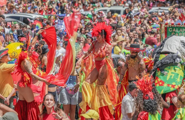 Calango Careta ocupa Brasília com alegorias, orquestra e arte circense