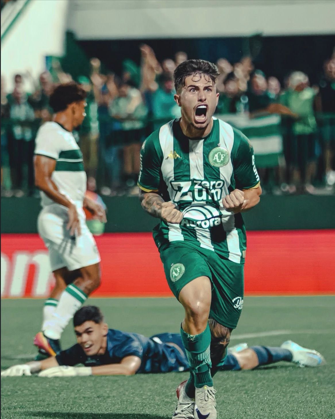 Chapecoense vira time dos minutos finais e se mantém invicta em volta à Série A