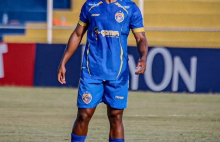 Clube atualiza quadro de saúde de volante que convulsionou contra Flamengo