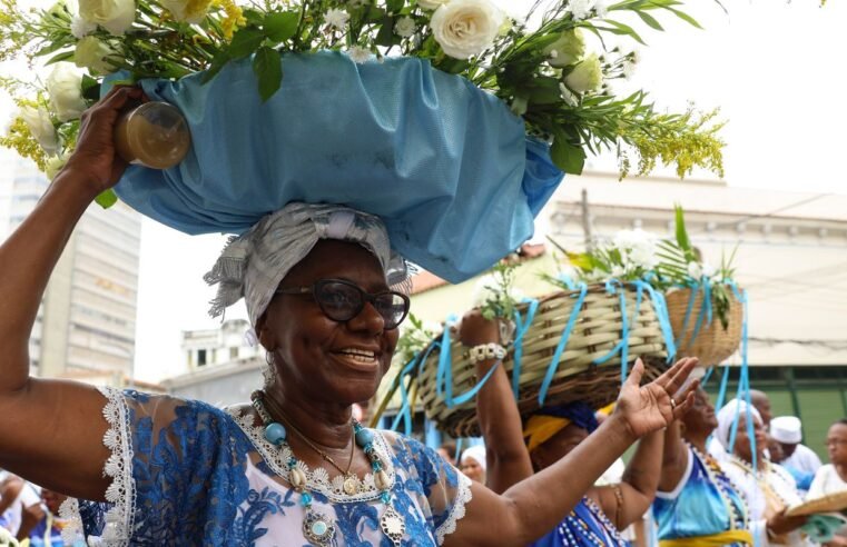 Devotos presenteiam Iemanjá em série de homenagens no Rio de Janeiro