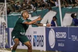 Felipe Clemente, do Gama, é o artilheiro dos estaduais no Brasil em 2026