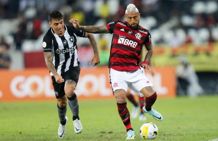 Flamengo vence Botafogo com gol de Paquetá e avança no Carioca