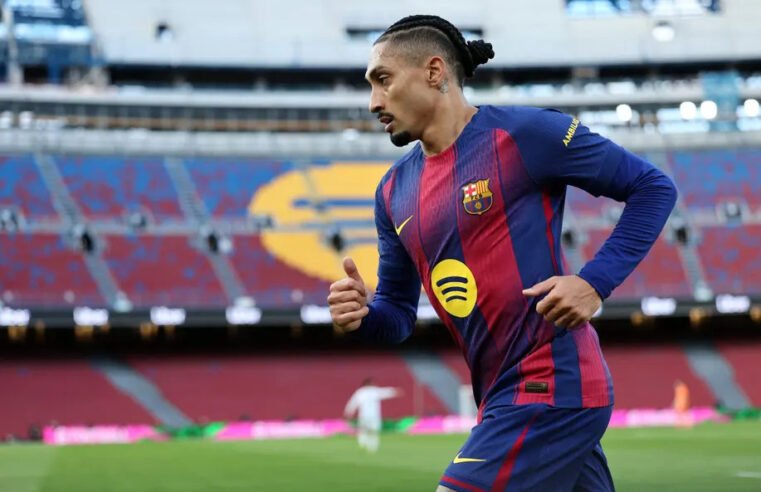 Flick diz que Raphinha está recuperado de lesão na coxa que o tirou de 3 jogos do Barcelona